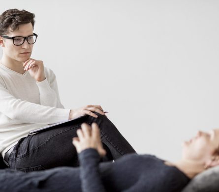 front-view-psychologist-patient-with-copy-space